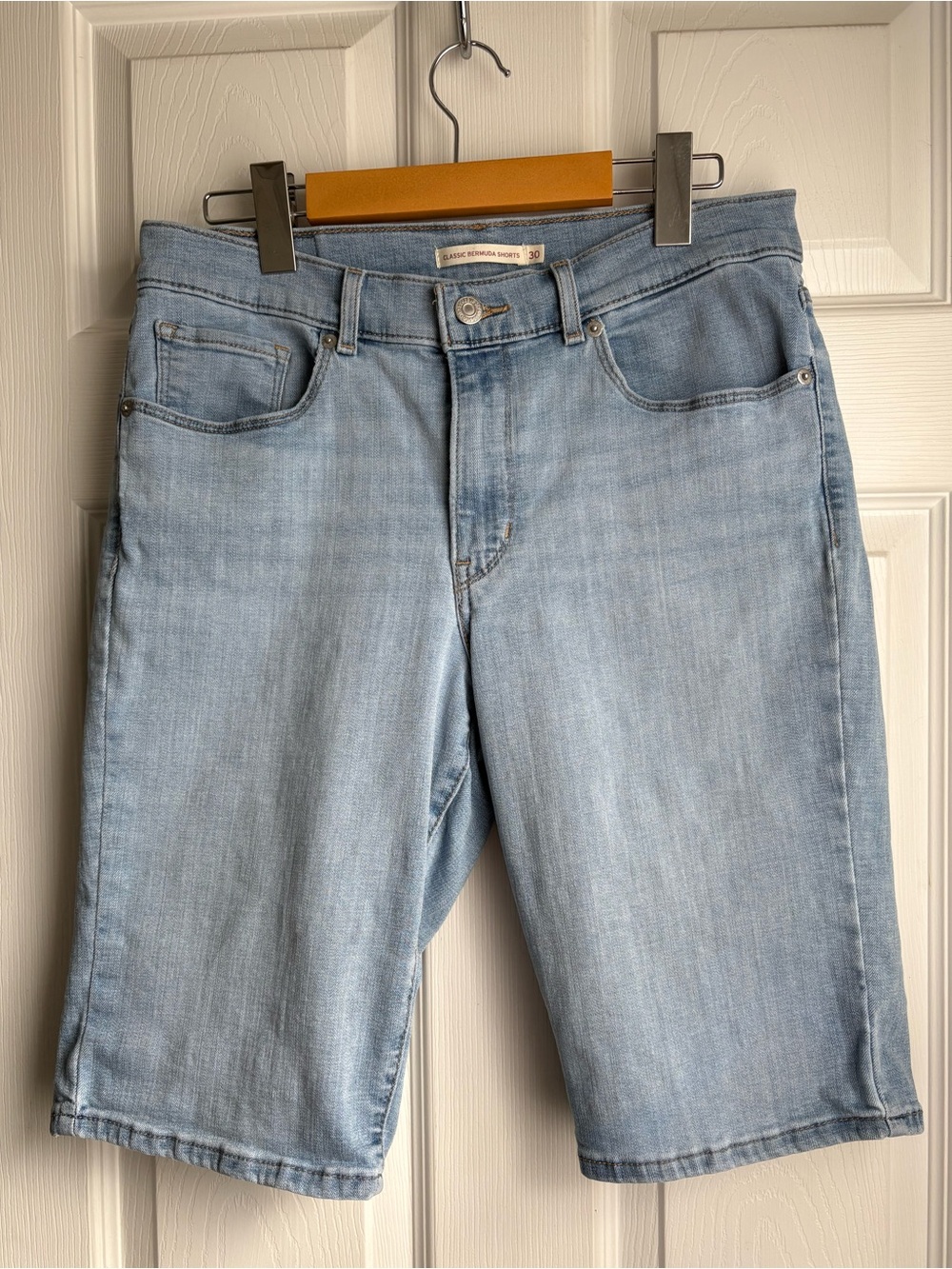 Levi’s Classic Bermuda Denim Shorts Light Wash Size 30